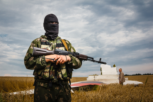 soldat inarmat resturi avion